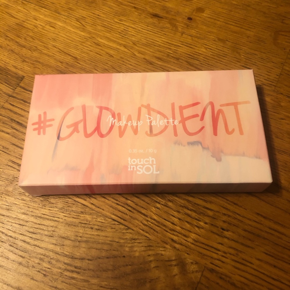 SOLD: TOUCH IN SOL Pretty Filter Glowdient Makeup Palette